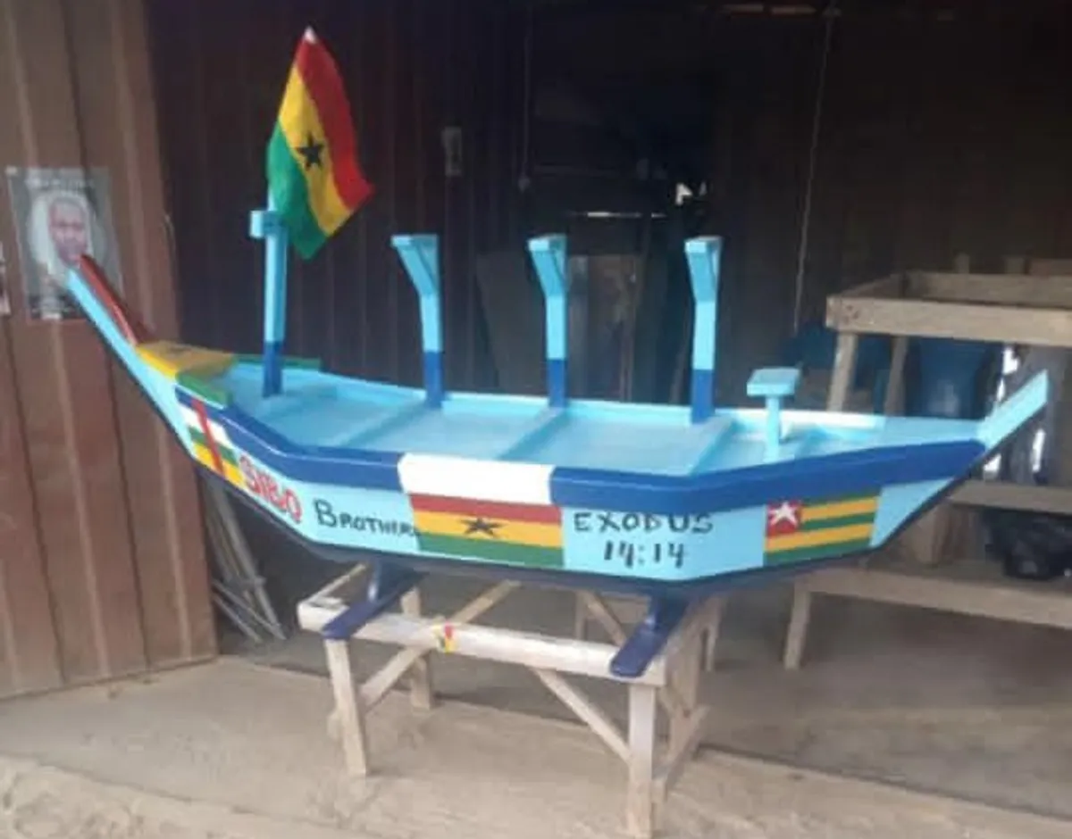 Boat-styled coffin