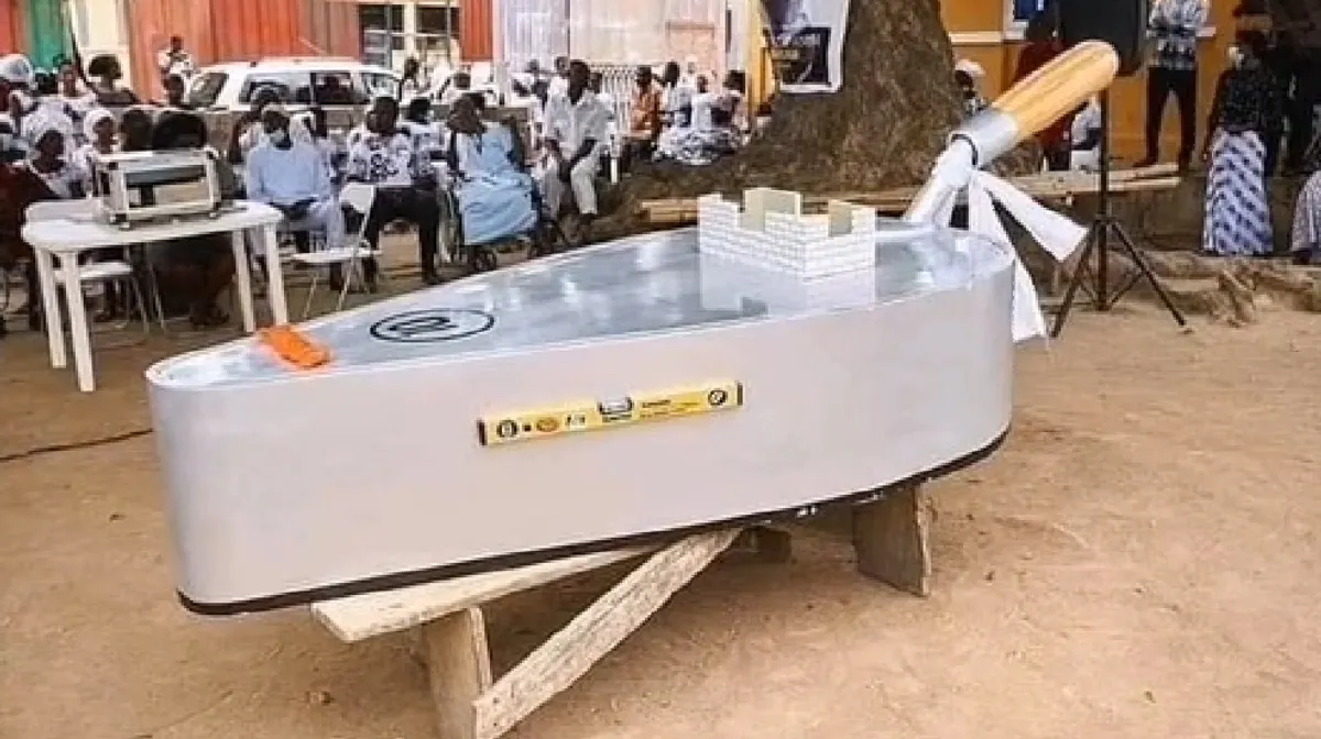 Trowel-styled coffin